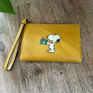 Coach X Peanuts Corner Zip Wristlet With Snoopy Present Motif